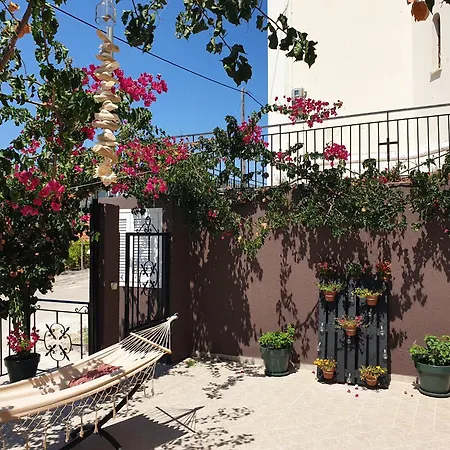 Theyellow House Fully Equipped 2br Апартаменты Andipata